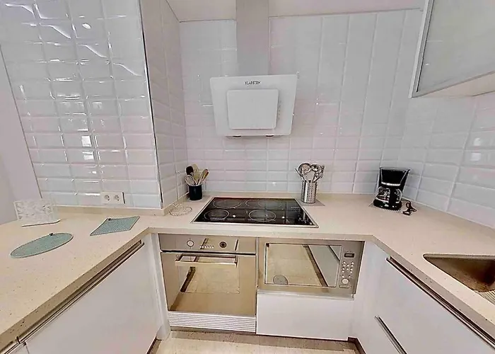 Puerto Ideal Location エステポナ