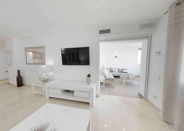 Puerto Ideal Location * エステポナ