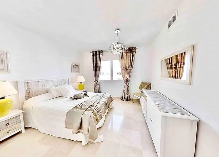 Puerto Ideal Location * Εστεπόνα