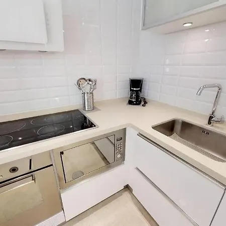 Puerto Ideal Location אסטפונה