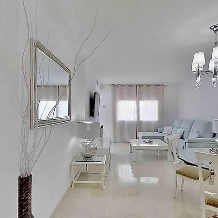 Puerto Ideal Location אסטפונה